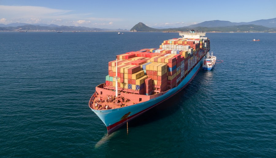 Nakhodka. Russia - August 22, 2017: Bunkering tanker Zaliv Vostok a large container ship Gerner Maersk. SSUCv3H4sIAAAAAAAEAJ2RwY6DIBCG75vsOxjOmoB2reyrNHtAGO2kVhrAbprGd18QTea8N/7vZ4b5h/fnR1GwXnnU7Lt4JxU1TtPig1MB7RwxL3cOBoN1qKYEE1s3h/mgwuLBpxY70irAGO9muNcf71yyLg5jM2NFtBgrCfNLv7EDreW/K/Ph54iiRpj1axuYBHEwgcpBLvkqu/0GcHca7YkGLNFqMWhJyqfVakoFDen8cKhxHkmZDVdwdGNx5fZOwGzDNskejJm40iRFI1rZ1u1Z1nV9EpwLdnyD1Tc0dNb8M1eMlnsRjiZ1Mv0gZMeHqukGXp0AZNXLc1N16kv2kg9Dx+u4wfUPlQIHRyYCAAA=